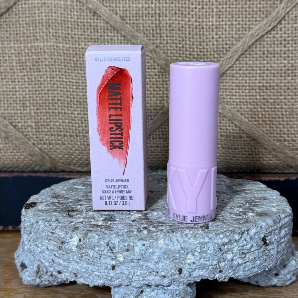 Kylie Cosmetics Matte Lipstick‎ in Summer Somewhere